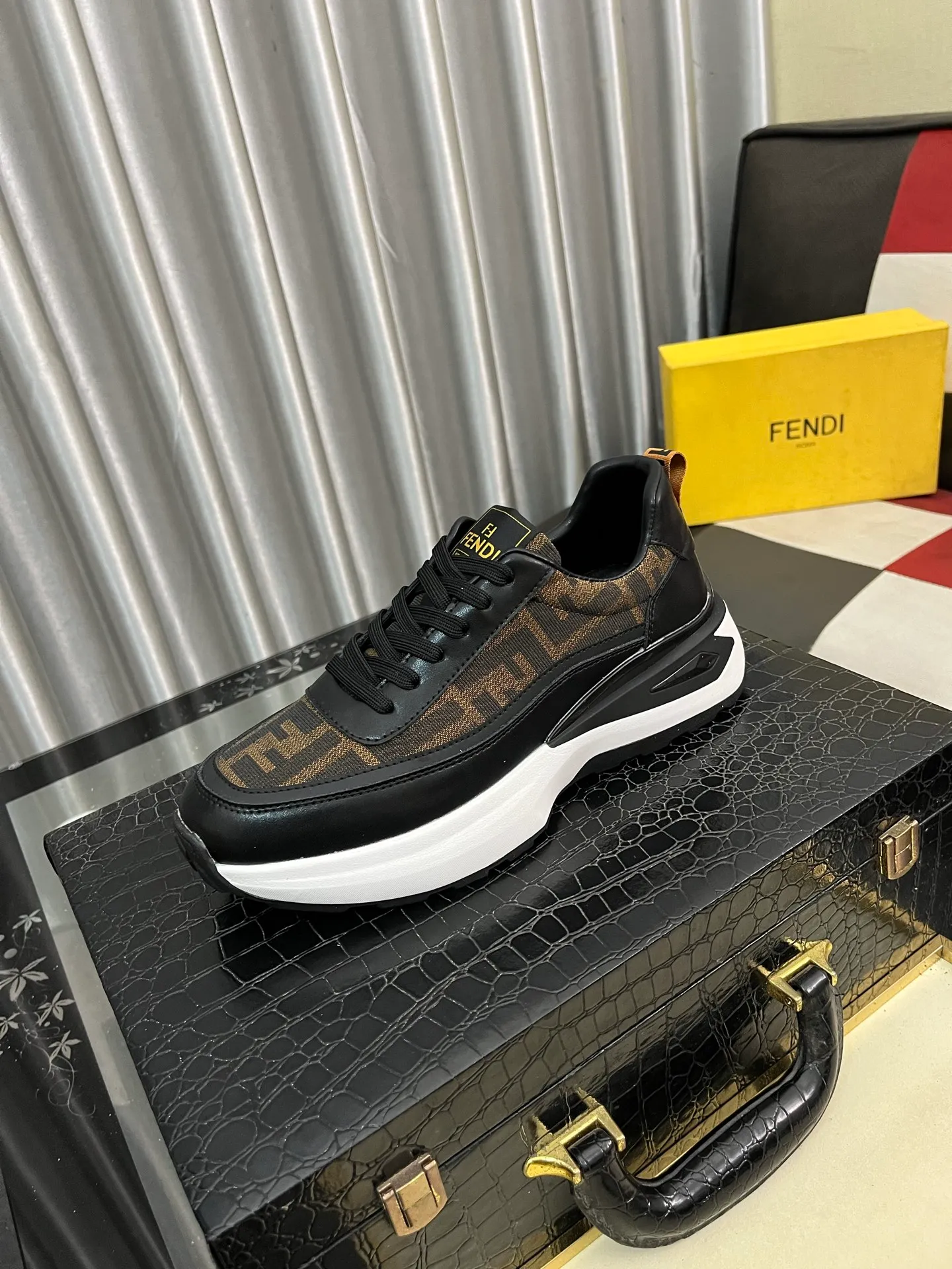 Men's shoes💰458⌚️⌚️[FENDI-FENDI] Classic men's casual shoes🔥New product nowadays, made of cowhide + breathable fabric, comfortable pigskin lining. The perfect last shape and generous and fashionable design have attracted the favor of many consumers. 🔥Number of sizes: 38-444️⃣Colors available